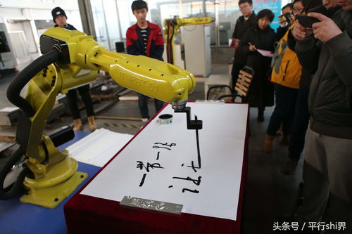 长春一工厂现会写书法的工业机器人 为我国自主研发